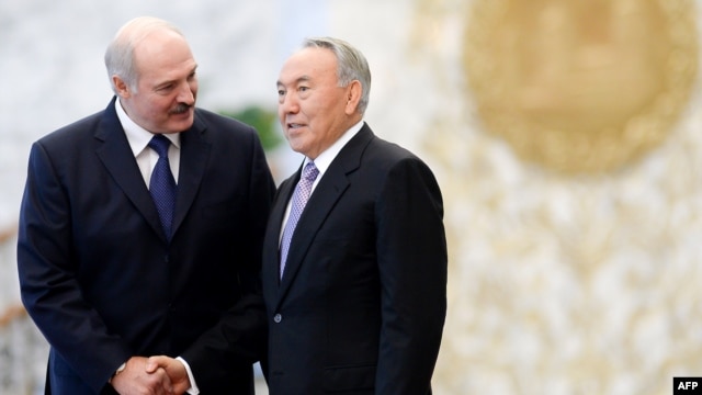 Беларусь президенті Александр Лукашенко (сол жақта) мен Қазақстан президенті Нұрсұлтан Назарбаев. Минск, 10 қазан, 2014 жыл. 
