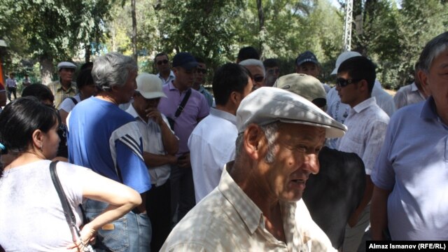 Protests outside the Belarusian Embassy in Bishkek on August 28.