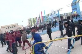 Полицейские и люди в рабочих спецовках на площади в Жанаозене. 16 декабря 2011 года. Скриншот с сайта Стан.кз.
