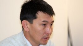 Журналист Лұқпан Ахмедьяров баспасөз мәслихатында. Алматы, 14 желтоқсан 2009 жыл.