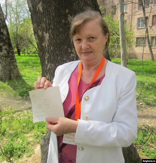 Rights activist Yelena Urlaeva with the letter she wrote to Uzbekistan's interior minister.