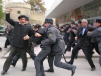 Police disperse opposition protest in support of independent media in Baku earlier this week (Turan)