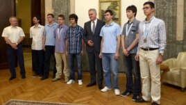 Mladi matematičari sa predsednikom Tomislavom Nikolićem