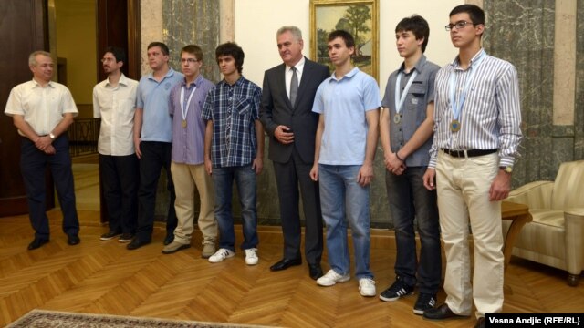 Mladi matematičari sa predsednikom Tomislavom Nikolićem