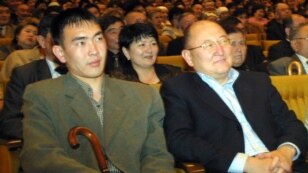 Алтынбек Сарсенбаев и Бауыржан Байбосын (справа) на торжественном мероприятии. Алматы, 2005 год.