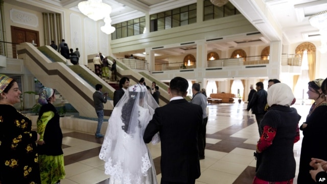 It is estimated that hundreds of Tajik women have entered into legally dubious temporary marriages with foreigners. (file photo)