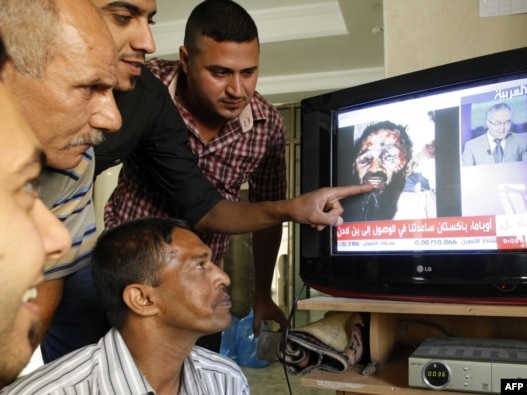 پخش گزارش کشته شدن اسامه بن لادن در تلویزیون در بغداد