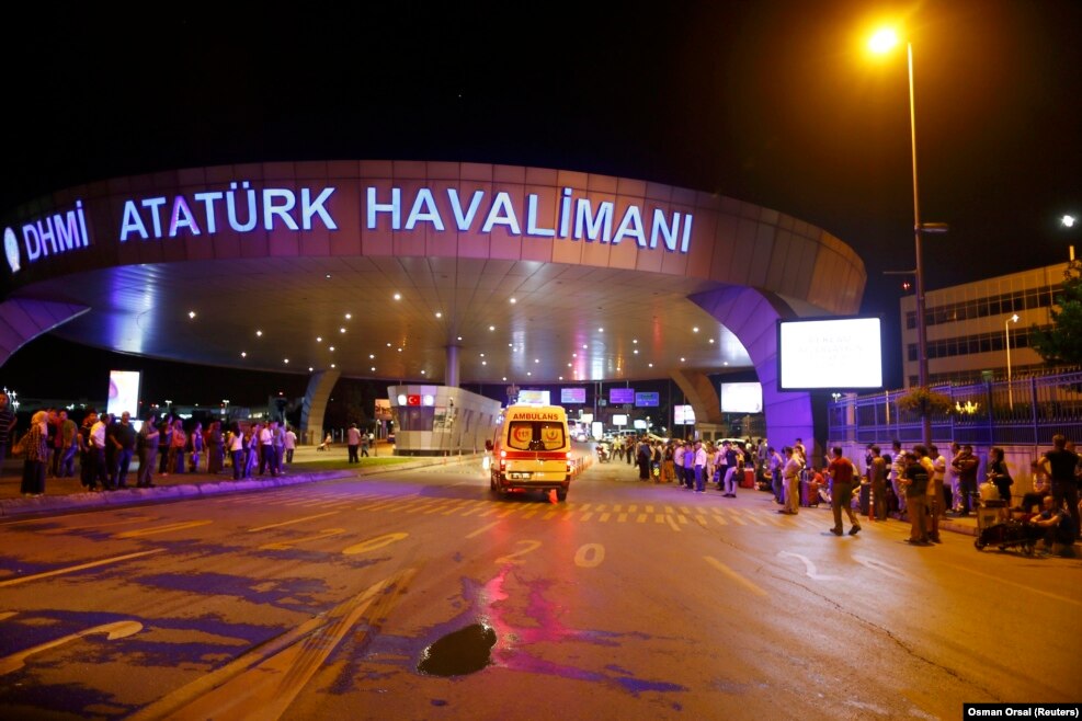 В 2015 году аэропорт Ататюрка вошел в тройку самых крупных аэропортов Европы после лондонского Хитроу и аэропорта Шарля де Голля в Париже