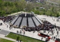 Armenians in Yerevan commemorating the victims of Turkish massacres (epa)