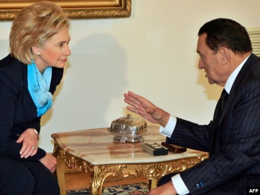 حسنی مبارک (راست) رییس جمهوری مصر 
در دیدار با هیلاری کلینتون، وزیر خارجه آمریکا