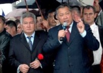Prime Minister Kulov and President Bakiev (right) address Bishkek rally