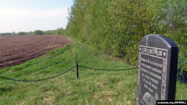 На беразе Дняпра – невялікі абэліск. Каб дайсьці да яго, трэба перайсьці ўзаранае поле – кілямэтра паўтара. Поле даходзіць да самой ракі