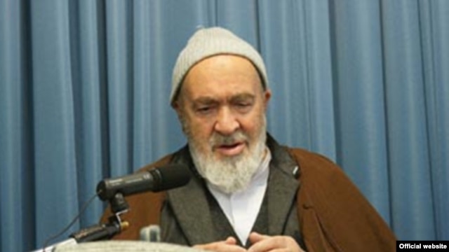 Grand Ayatollah Hossein Ali Montazeri accepts an award from the Defenders of Human Rights Center on December 11