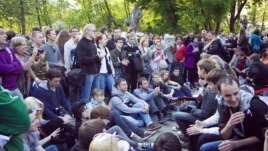 Абай ескерткіші алдындағы оппозиция жиыны. Мәскеу, 10 мамыр 2012 жыл.