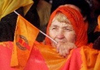 An elderly Ukrainian at the November 2005 celebrations of the first anniversary of the Orange Revolution (epa)