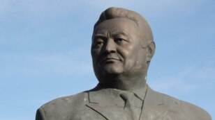Бюст Заманбека Нуркадилова на его могиле. Алматы, 12  ноября 2011  года.