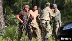Военнослужащие в Турции задерживают сослуживца. Иллюстративное фото.