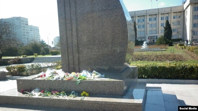 Севастопольцы возлагают цветы к памятнику Шевченко