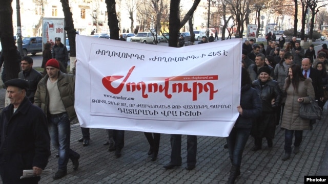 Armenia - Journalists and activists demonstrate in Yerevan to condemn a libel suit filed against the "Zhoghovurd" daily, 30Jan2013.