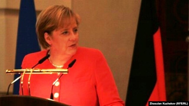 German Chancellor Angela Merkel has called on immigrants living in Germany to do more to integrate, including learning quickly to speak German.