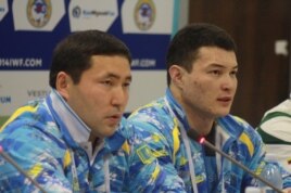 Жасұлан Қыдырбаев (оң жақта) пен бапкері Ержас Болтаев (сол жақта). Алматы, 14 қараша 2014 жыл.
