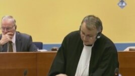 Ratko Mladić i branitelj Miodrag Stojanović u sudnici