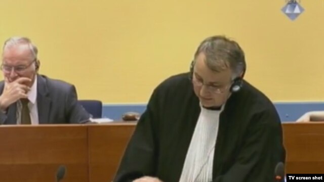 Ratko Mladić i branitelj Miodrag Stojanović u sudnici