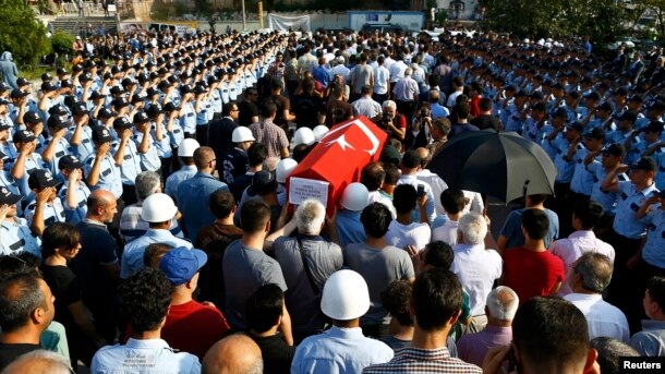 Төңкеріс жасауға талпыныс кезінде қаза тапқан солдаттың жерлеуі. Анкара, 18 шілде 2016 жыл.