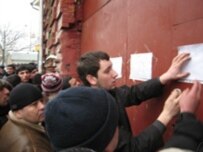 People search official lists for names of survivors (RFE/RL)