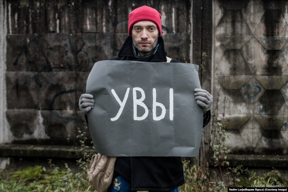 Они пытаются творчески переосмыслить существующие в России проблемы с силовыми структурами, образованием и взаимоотношения между организациями и людьми