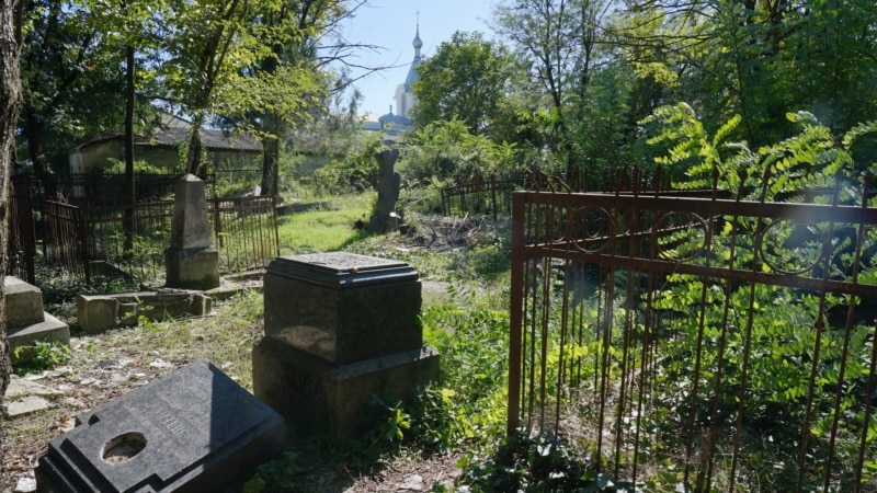 Подростки устроили погром на ставропольском кладбище