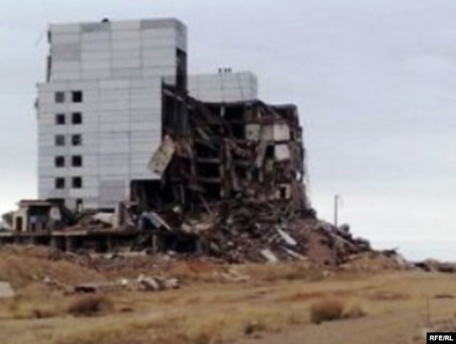 Останки бывшей советской радиолокационной станции Дарьял-У, объект Балхаш-9. Карагандинская область, 22 мая 2010 года.
