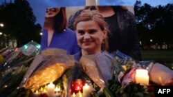 Қастандық құрбаны болған саясаткер Джо Кокстің суреті, гүлдер мен шырақтар. Лондондағы парламент алаңы, 16 маусым 2016 жыл.