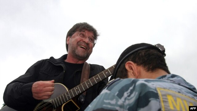 Russian rocker Yuri Shevchuk performs at a protest rally in Moscow on August 22.