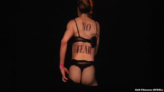 Madonna stripped down to reveal "No Fear" written on her bare back.