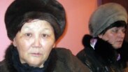 Экстремистік топтың мүшесі деген айыппен әрқайсысы 12 жылға сотталған Амандық Әділшин, Михаил Калугердің аналары Алтыншаш Әділшина (сол жақта) мен Светлана Калугер (оң жақта). Ақтөбе, 14 қаңтар 2012 жыл.