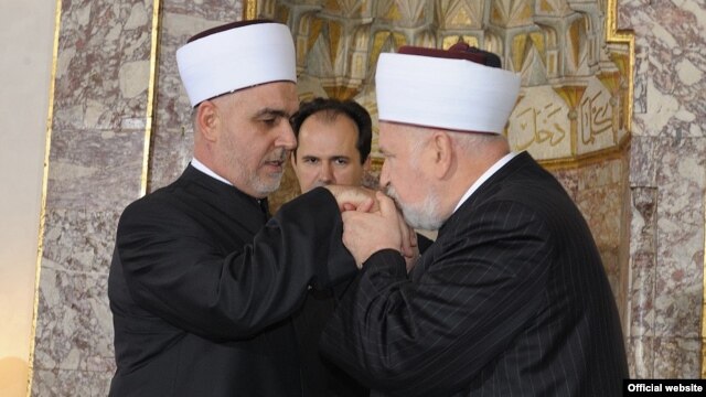 Primopredaja dužnosti reisa, Husein ef. Kavazović (lijevo) i Mustafa ef. Cerić (desno)