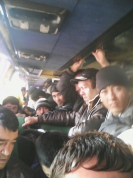 Рабочие-мигранты из Узбекистана едут в Россию на автобусе