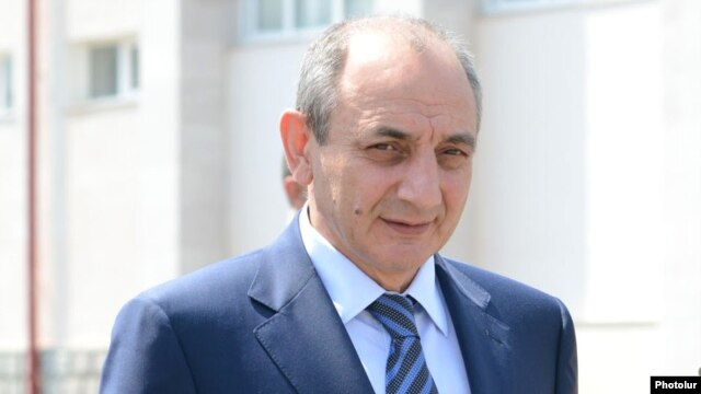 Բակո Սահակյանը ընտրատեղամասի մոտ, Ստեփանակերտ, 19-ը հուլիսի, 2012թ.