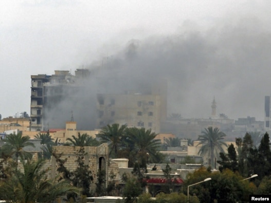 درگیری ها بر سر کنترل شهر مصراته در نزدیکی پایتخت لیبی میان هواداران معمر قذافی و مخالفان رهبر این کشور همچنان ادامه دارد.