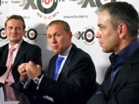 Andrei Lugovoi (center) with Dmitry Kovtun, pictured on November 24 (epa)