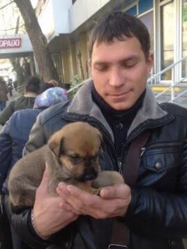 Добрые люди спасли этого щенка из Олимпийского парка. В фирме "Бася" его считают "биологическим мусором"