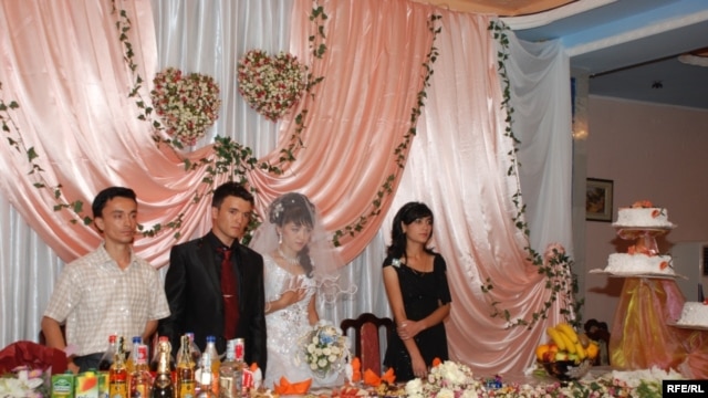 Uzbek weddings are usually extremely elaborate affairs. (file photo)