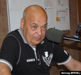 А сам Юрій Луценко попросив суд зупинити «ідіотів, які не дають говорити адвокатам»