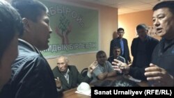 Гражданские активисты во время обсуждения подачи заявки на митинг. Уральск, 27 апреля 2016 года.