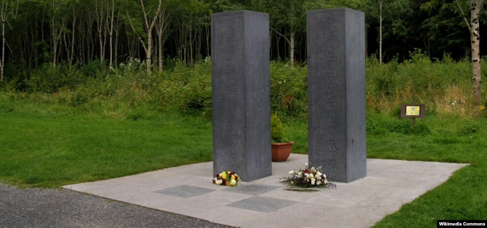 &hellip;dhe një memorial i ngjashëm ndodhet në Irlandë. Ky punim i kushtohet zjarrfikësit Sean Tallon, familja e të cilit kishte emigruar nga Irlanda, si dhe punëtorëve të tjerë të emergjencave dhe shërbyesve publik që ndërruan jetë gjatë sulmeve.