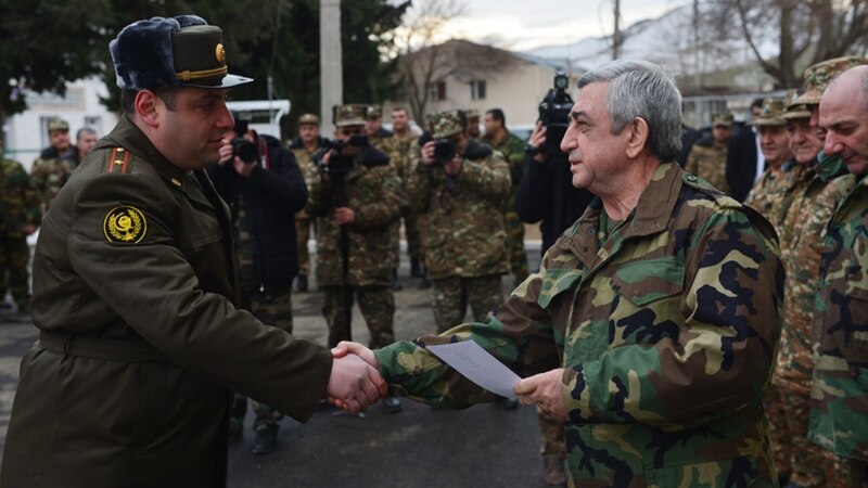 Սերժ Սարգսյանը Ղարաբաղում պարգևատրել է մի շարք զինծառայողների 