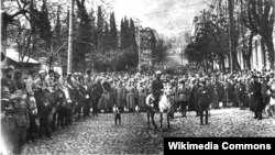 Тбилиси көшелерінде жүрген Совет армиясы әскері. 17 ақпан 1921 жыл.