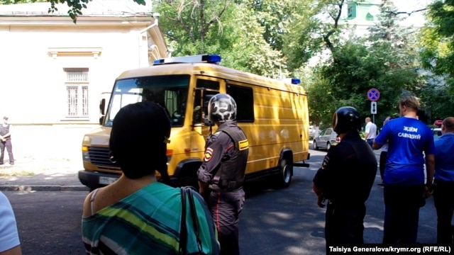 Эвакуация людей, перекрытые дороги, работа взрывотехников - в Симферополе  водителю показалось, что его машина заминирована фото 3