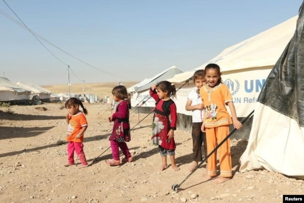 Displaced Iraqi children who fled the fighting in Mosul at a refugee camp earlier this week